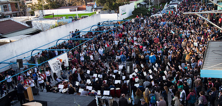 Multitudinario abrazo a la UNAHUR