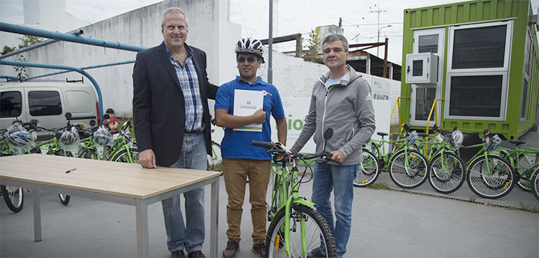 La universidad entregó las primeras 100 bicis-UNAHUR a estudiantes