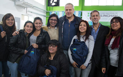 Se entregaron 300 mochilas con kits para estudiantes de Enfermería