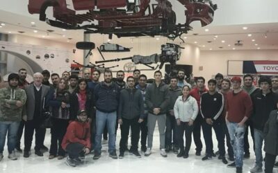 Visita de estudiantes a la planta de Toyota y a Microwen