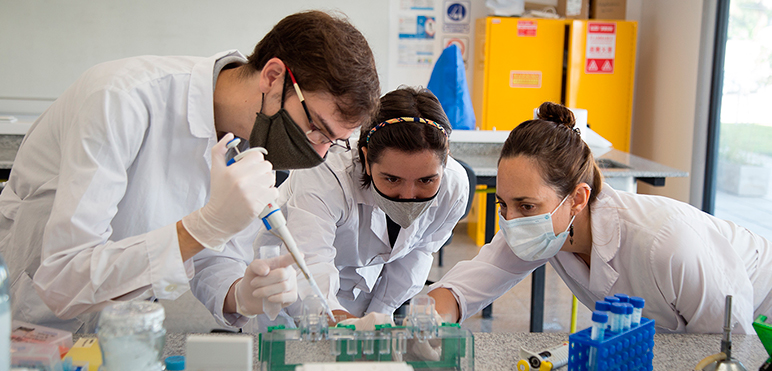 Prácticas de laboratorio cuidadas: grupos reducidos, barbijos, ventilación cruzada y medición constante