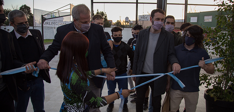 La Universidad inauguró un espacio Polideportivo techado, con aulas, baños e iluminación artificial