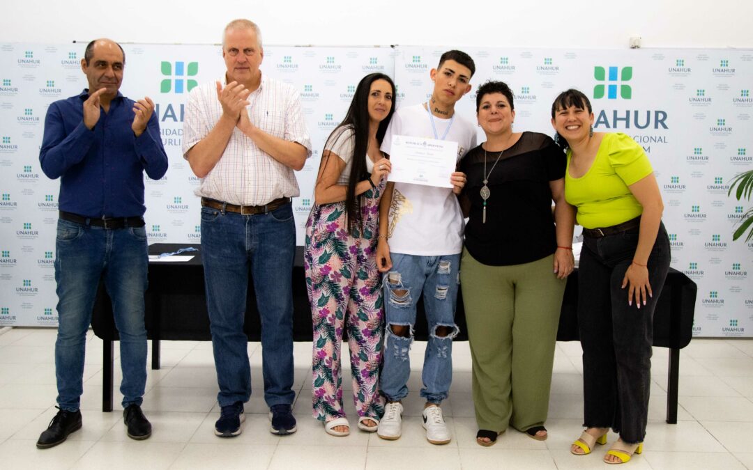 Primeros cinco egresados de la Escuela secundaria UNAHUR