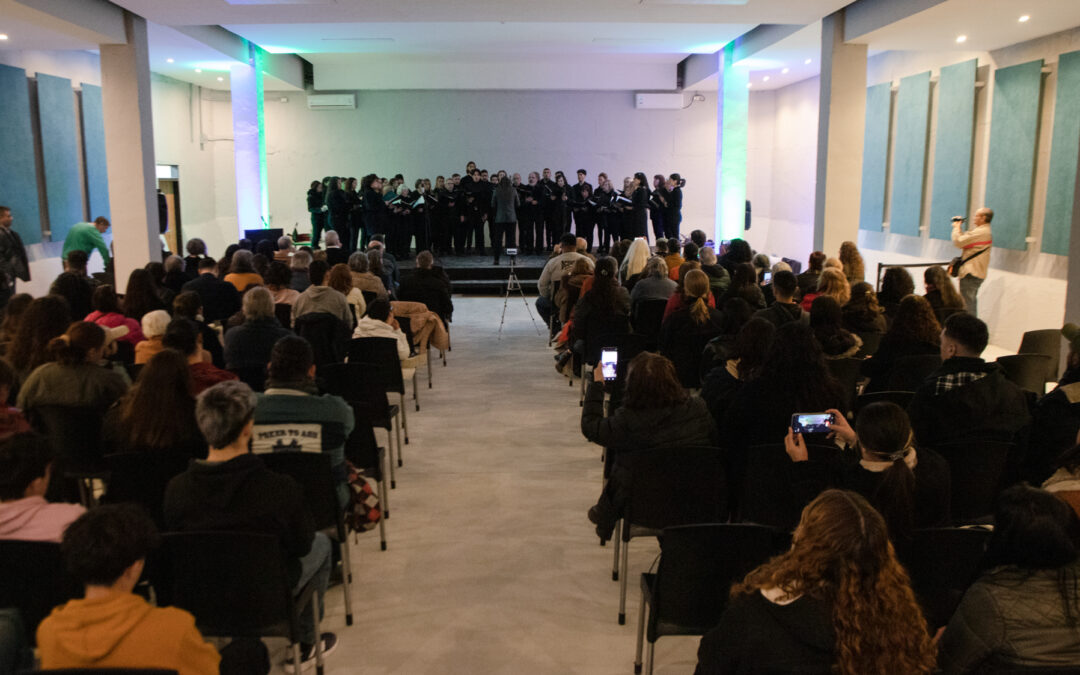 El Coro Unahur cantó por primera vez en el nuevo auditorio del Edificio La Patria